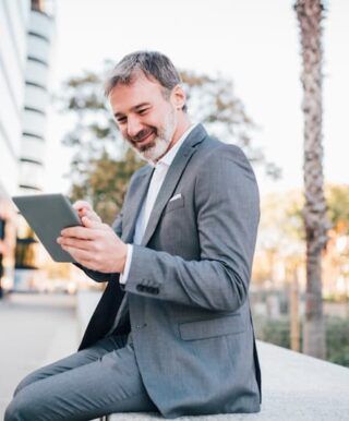 businessman-using-tablet-outside-800-x534